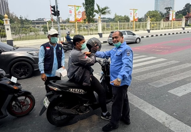 Lindungi Masyarakat dari Kabut Asap, Nakes Bagikan 4.000 Masker di Pekanbaru