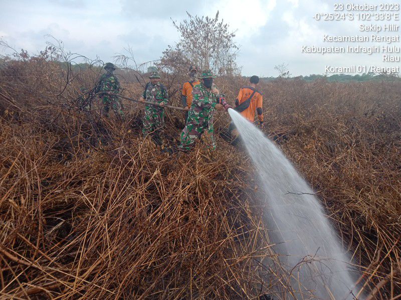 Sudah Hari Ke 16, Prajurit Koramil 01/Rengat Bersama Satgas KPBD Masih Terus Berjibaku Padamkan Api
