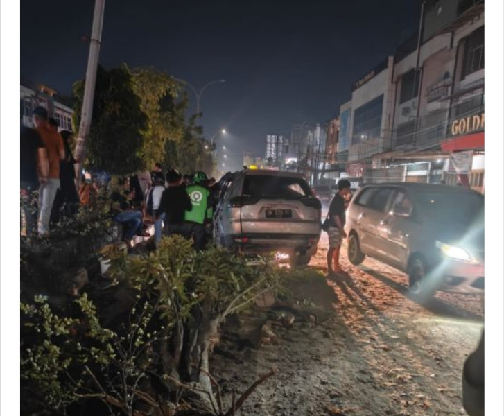 Hilang Kendali, Pajero Tabrak Pohon di Jalan Tuanku Tambusai Pekanbaru