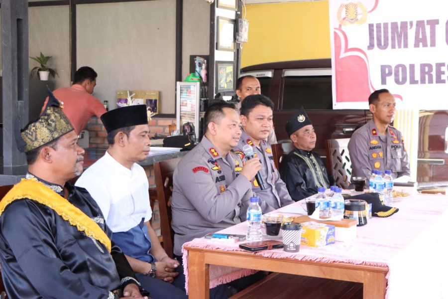 Perdana AKBP Asep Sujarwadi Dengarkan Curhatan Warga 'Jumat Curhat' Di Kampung Buantan Besar