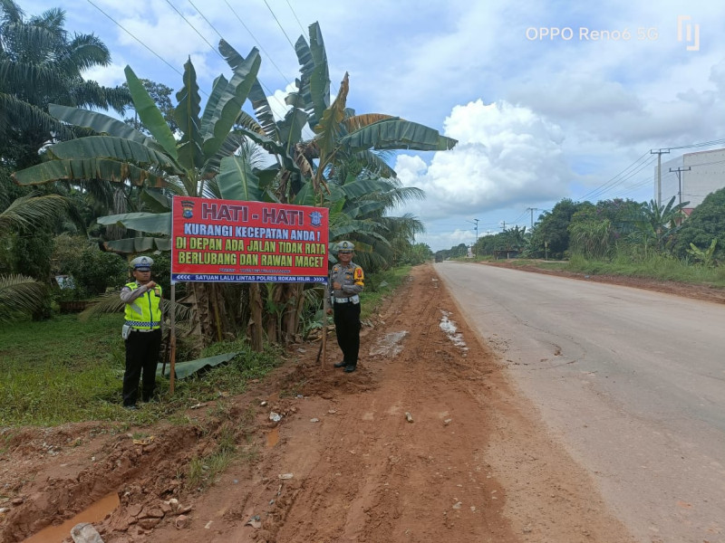 Agar Tertib Satlantas Polres Rohil Pasang Spanduk Keselamatan Bagi Pengendara