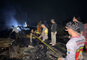 Kebakaran Hebat Hanguskan Rumah, Gudang Minyak, dan 3 Boat Nelayan di Rokan Hilir