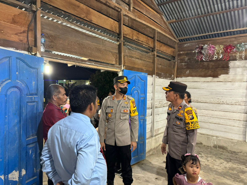 Kapolres Rohil Melaksanakan Patroli dan Pengamanan Tempat Ibadah Natal  Sekaligus Sosialisasi Pemilu Damai 2024 OMB