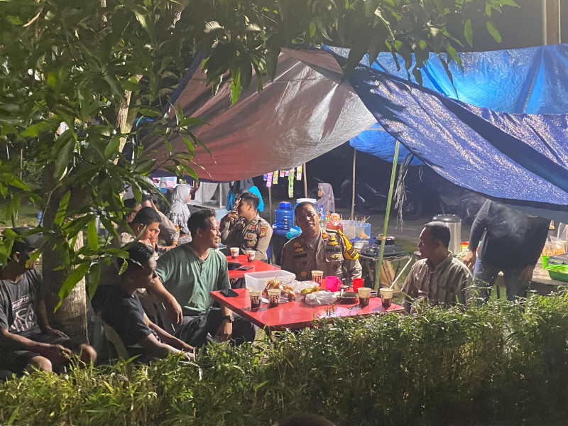 Kasat Samapta Polres Bengkalis Sampaikan Pesan Pemilu Damai Sambil Ngopi Malam di Desa Padekik
