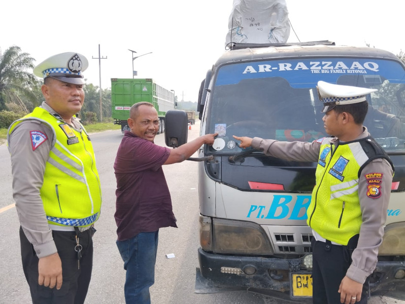 Satlantas Polres Rohil Bagikan 50 Stiker Ops Zebra LK Tahun 2023 ke Pengendara