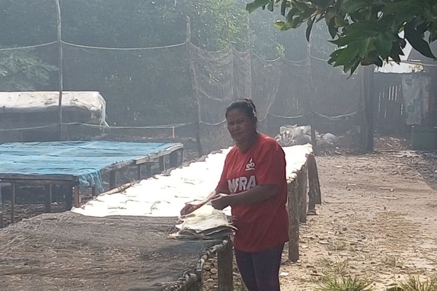 Cerita Nurhayati, Tetap Bekerja Membuat Kerupuk meski Asap Karhutla Pekat di Rumahnya