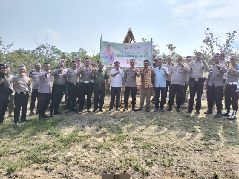 Bertajuk 'Polri Lestarikan Negeri, Penghijauan Sejak Dini', Polsek Tualang Lakukan Giat Penanaman Pohon