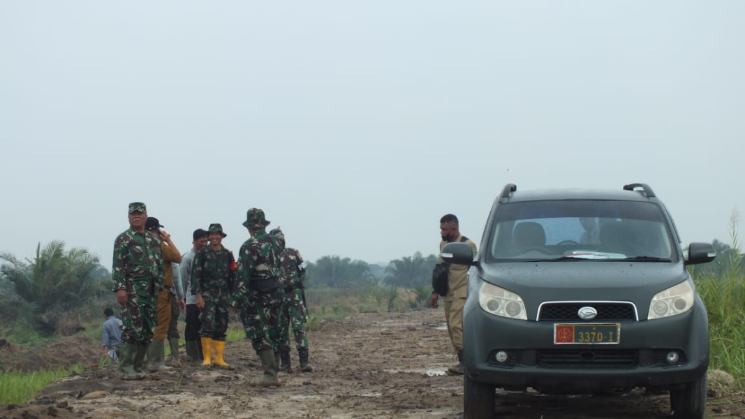 Kasdim 0302/Inhu Mayor Inf Kabul Tinjau  Lokasi Kebakaran Lahan di Desa Sei Raya