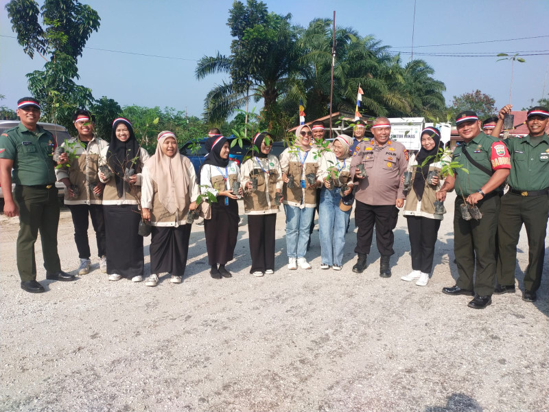 Polsek Minas Lakukan Penanaman Pohon Serentak Dalam Rangka 'Polri Lestarikan Negeri Penghijauan Sejak Dini'