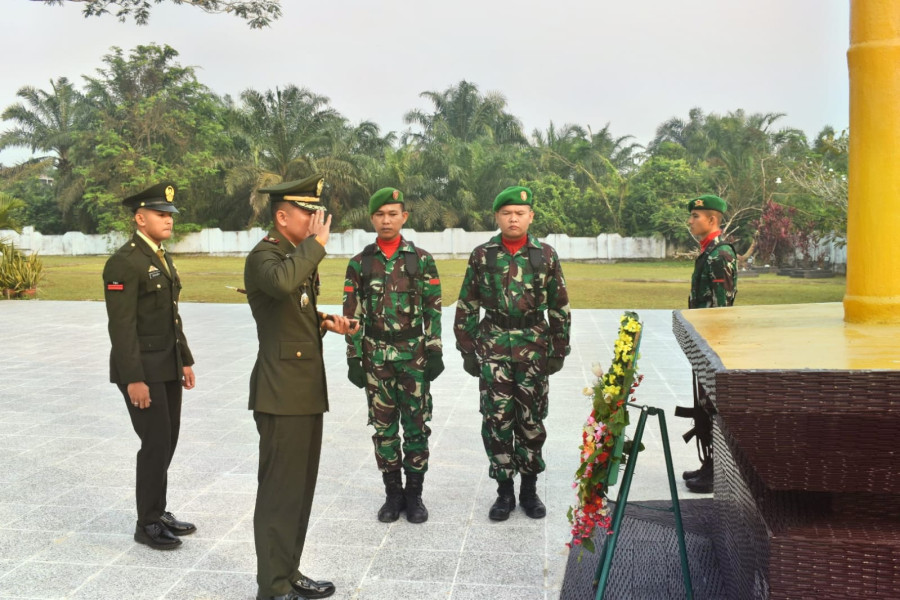 Jelang HUT TNI Ke- 78 Tahun 2023, Dandim 0302/Inhu Letkol Kav Dani Prasetyo Wibowo, S.Sos,M.I.P Irup Saat Ziarah Nasional dan Tabur Bunga Di TMP Indra Bakti