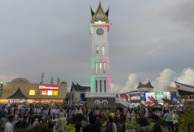 Meski Arus Balik Sudah Dimulai, Kawasan Wisata Jam Gadang Masih Dipadati Pengunjung