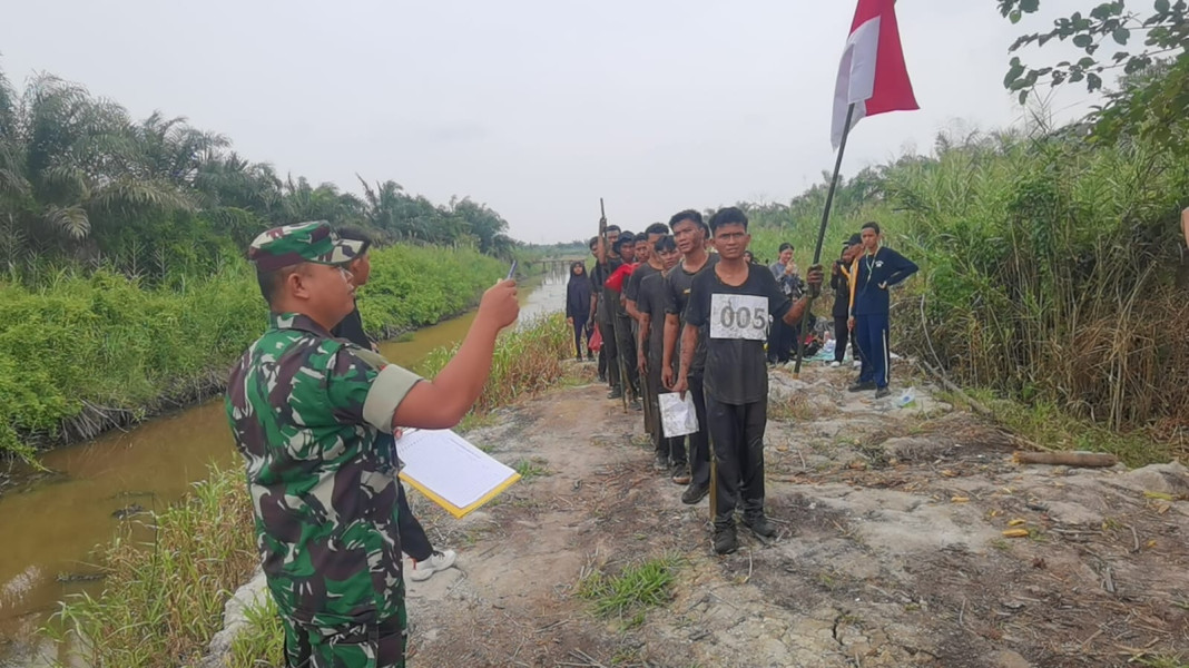 Sempena HUT SMA 1 Rengat Ke 64 Anggota Kodim 0302 /Inhu sukseskan Lomba Lintas Alam Tahun 2023