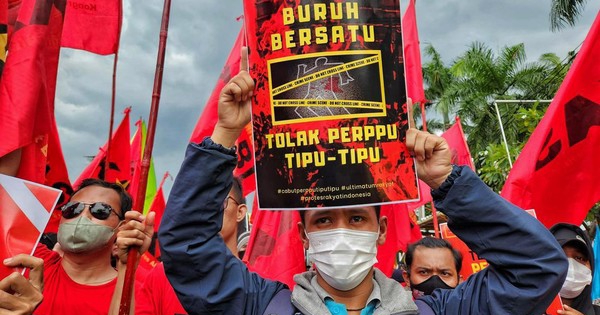 Belum Sepekan Disahkan, UU Ciptaker Langsung Digugat Buruh ke MK
