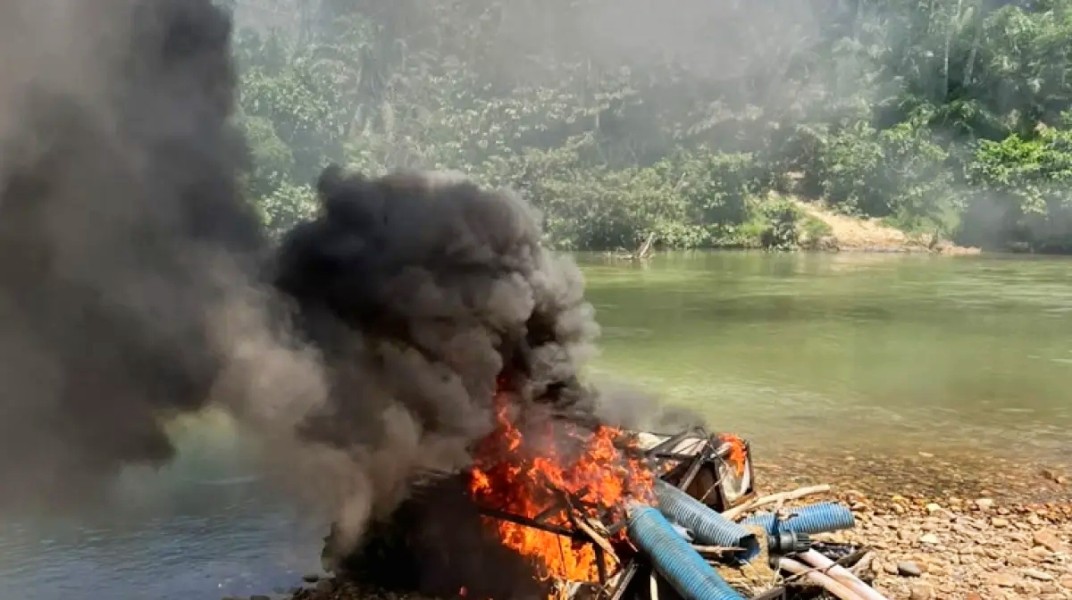 Berantas PETI, Polsek Kampar Kiri Bakar Dua Rakit Tambang Emas Ilegal di Sungai Batang Bio