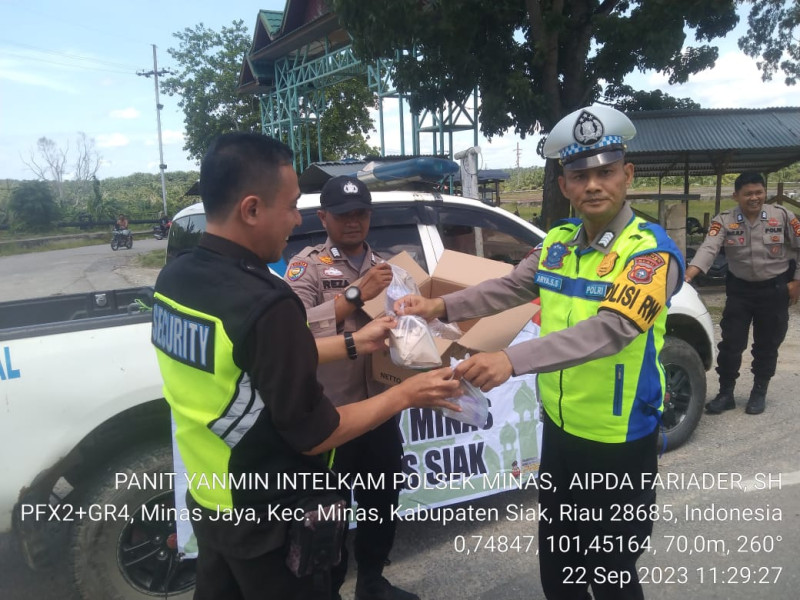 Polsek Minas Gelar Giat Jumat Berbagi Rutin, Kali Ini Sasar Masyarakat di Pasar dan Masjid Nurul Huda
