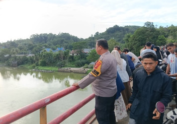 Terjun dari Jembatan Rantau Berangin, Pria Misterius Hilang di Sungai Kampar