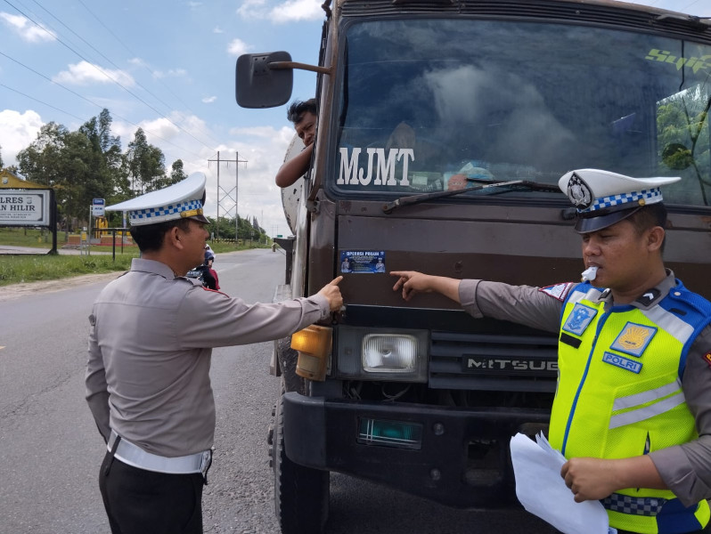 Lagi, Satlantas Polres Rohil Bagikan 100 Brosur dan 100 Stiker Keselamatan