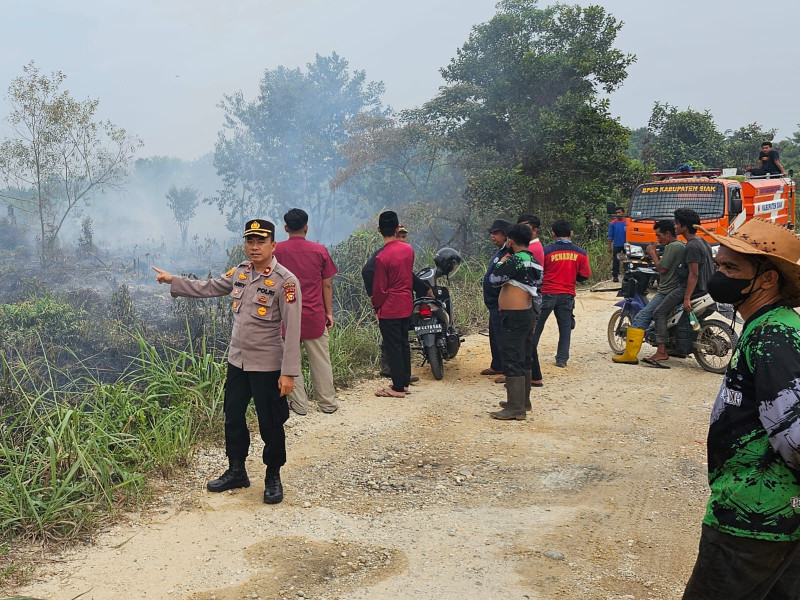 Kapolres Siak Bersama Tim Gabungan Tanggap tangani Karlahut di Dusun Surya Kamp. Tualang