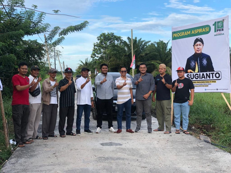 Anggota DPRD Riau Fraksi PKB, Sugianto Tinjau Pengerjaan  Semenisasi di Kelurahan Simpang Tiga