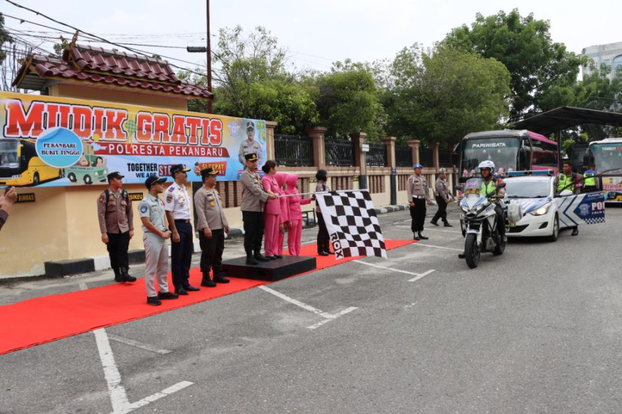 Kapolresta Pekanbaru Lepas 2 Bus Rombongan Mudik Gratis ke Sumbar