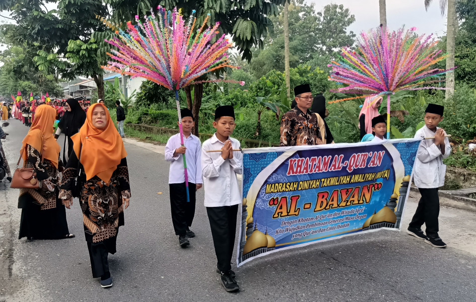 Pawai Ta'aruf Khatam Al Quran dan Wisuda Iqro' MDTA Al Bayan Berjalan Lancar dan Sukses