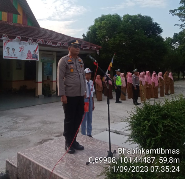 Police Goes To School, Kapolsek Minas Berikan Bimbingan Bernilai Positif Kepada Siswa Siswi di SMAN 1 Minas