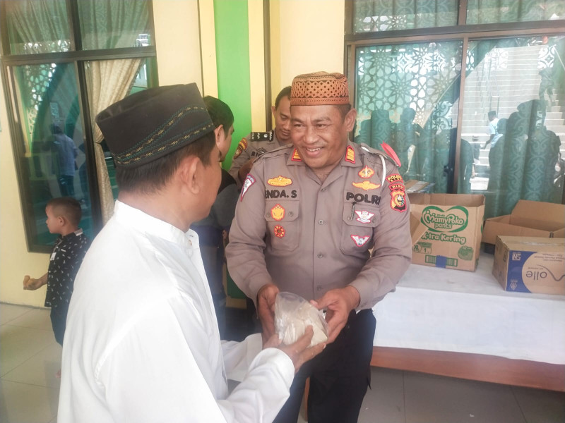 Giat Jumat Berbagi, Kapolsek Minas Sambangi Jamaah Masjid Nurul Huda