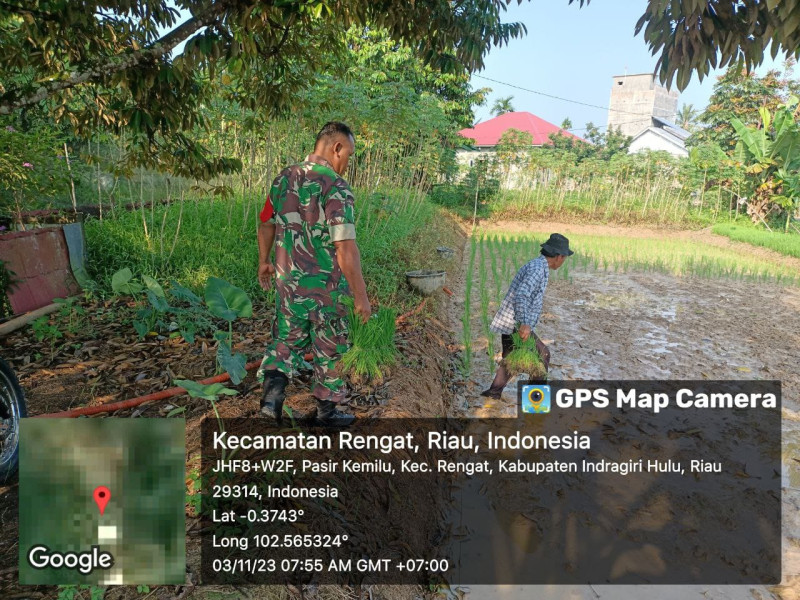 Agar Meningkatkan Hasil Pertanian, Babinsa Koramil 01/Rengat Komsos Ke Petani Desa Binaan