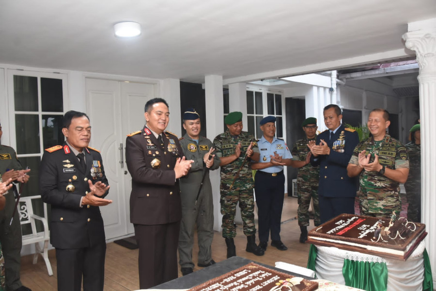 Datangi Kediaman Kapolda Riau, Danrem 031/WB Beri Surprise Irjen Iqbal di Hari Bhayangkara ke 77