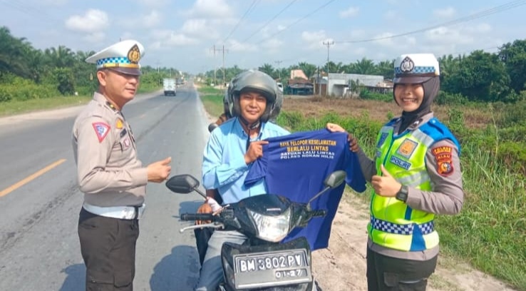 Satlantas Polres Rohil Bagikan 10 Baju Kaos Pelopor Keselamatan