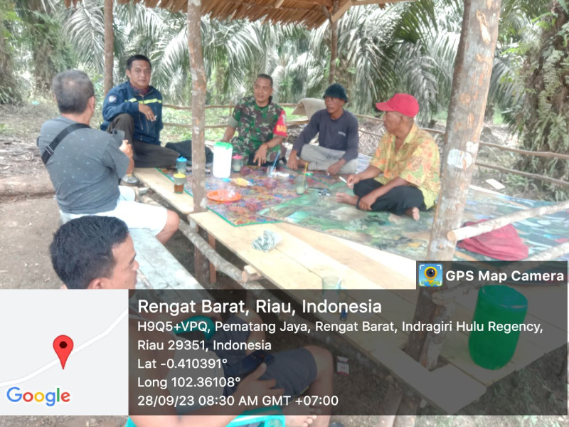 Komsos Bersama Warga Masyarakat, Babinsa Wujudkan Keakraban Dengan Warga Binaannya