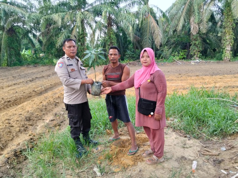 Green Policing Digencarkan, Bhabinkamtibmas Pujud Utara Sosialisasikan Pelestarian Lingkungan dan Tanam Pohon