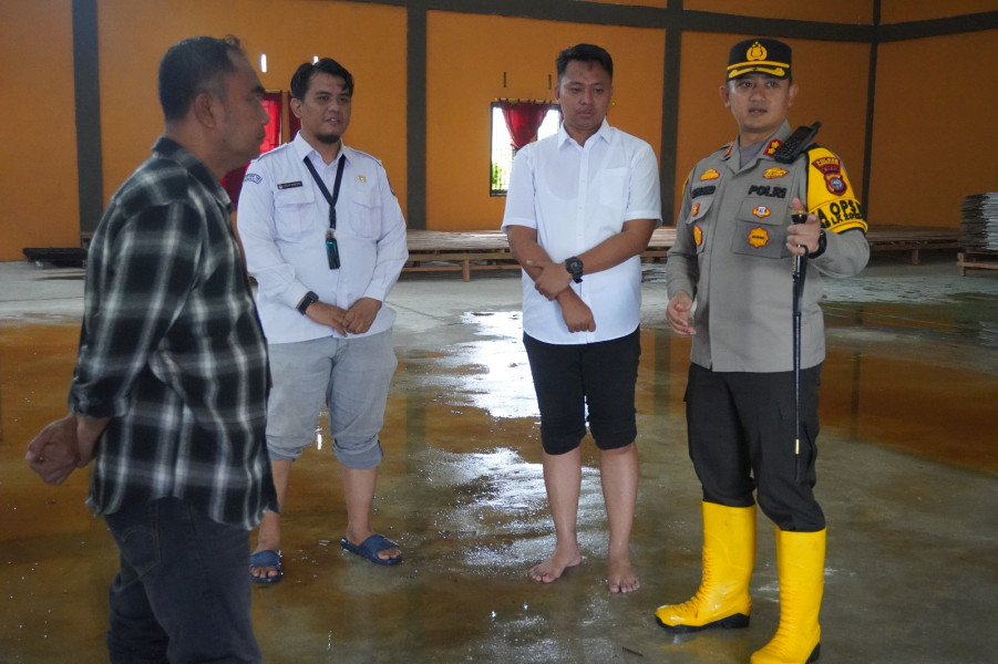 Kapolres Bengkalis Lakukan Pengecekan Kantor KPU yang Terkena Banjir, Logistik Pemilu Diperiksa untuk Memastikan Keamanan