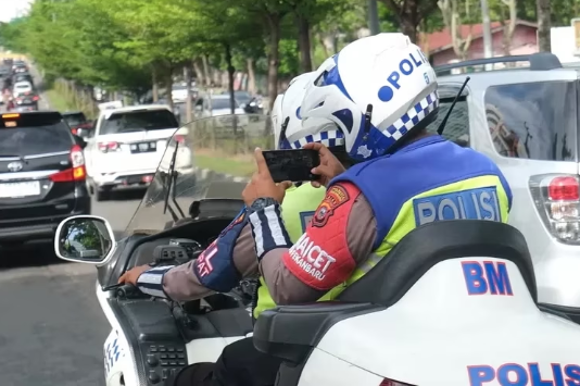 Dalam Rangka Riau Tertib Berkeselamatan, Satlantas Polresta Pekanbaru Optimalkan Penggunaan ETLE Mobile