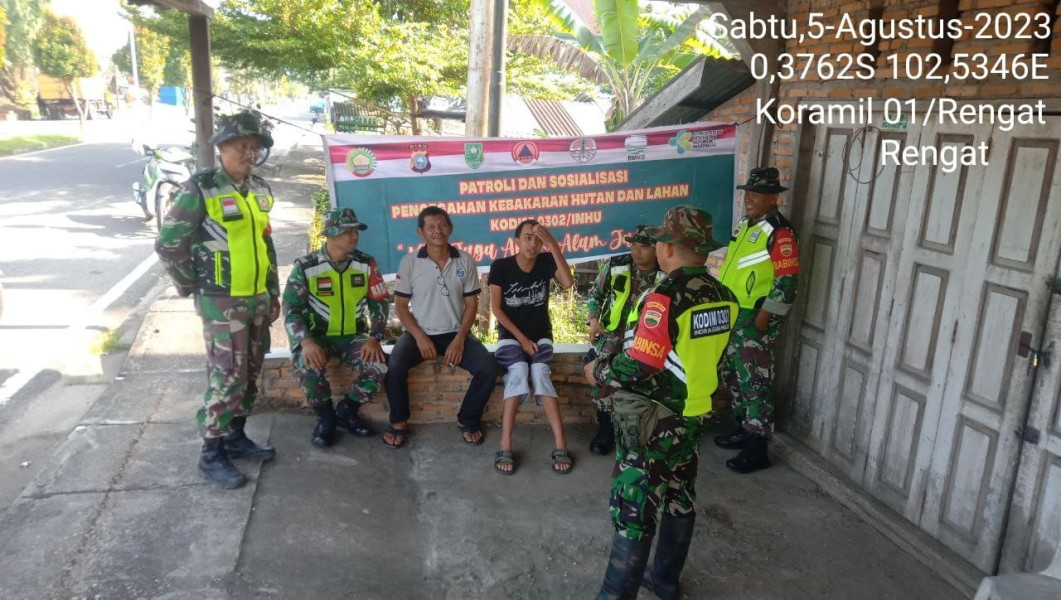 Anggota Koramil 01/Rengat Melaksanakan Patroli dan Sosialisasi Pencegahan Karhutla