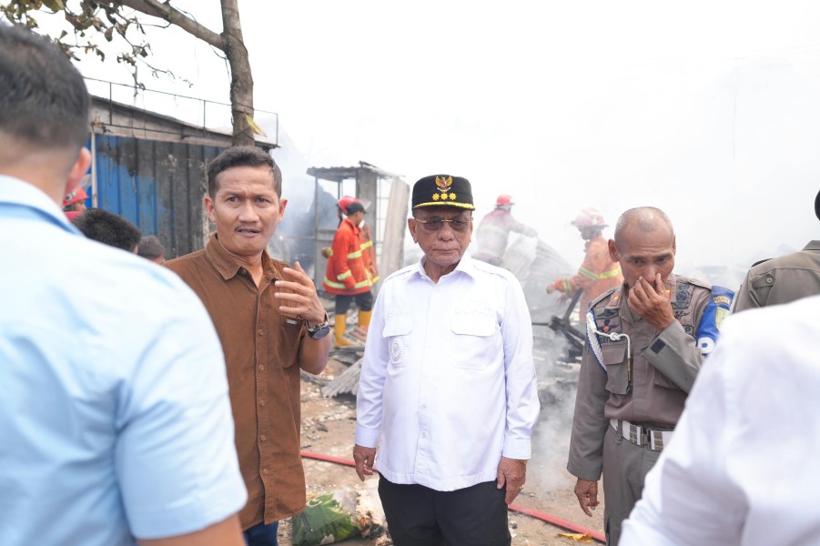 Damkar Baganbatu Tangani Kebakaran Los Warung Makan, Bupati H. Bistamam Turun Langsung ke Lokasi