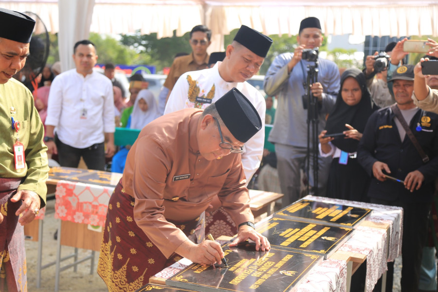 Gubernur Riau Edy Natar Nasution Resmikan 8 Unit Sekolah Baru