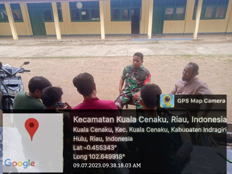 Laksanakan Komsos Babinsa Koramil 01/Rengat Dengan Masyarakat Untuk Mempererat Tali Silaturrahmi