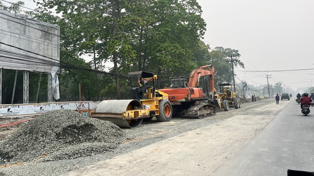 Pemprov Riau Mulai Pelebaran Jalan HR Soebrantas Pekanbaru Menjadi 16 Meter