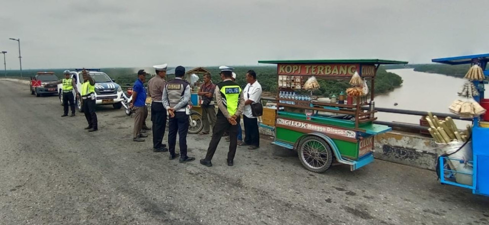 Pedagang Liar Dijembatan Maredan Perawang Diterbitkan