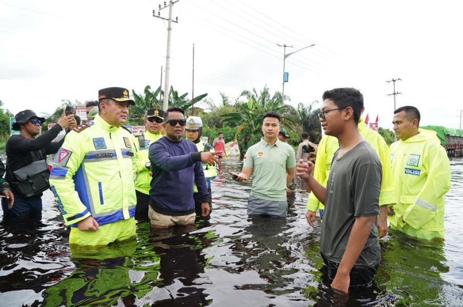 Salurkan Bantuan, Kapolda Riau Terjang Banjir di Pelalawan