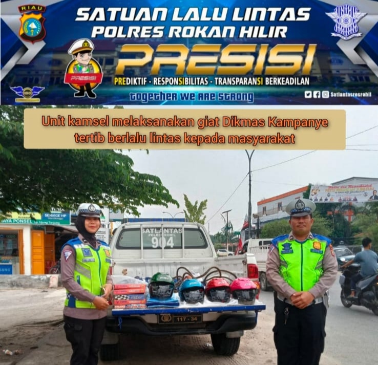 Unit Kamsel Satlantas Polres Bagikan Helm SNI dan Baju Kaos ke Pengendara