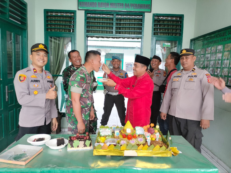 Camat Tualang, Kapolsek Beserta Beberapa Perwira Polsek Tualang ke Koramil 04 /Perawang Memberikan Nasi Tumpeng