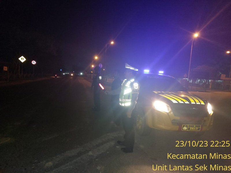 Antisipasi Pelanggaran, Laka Lantas dan C3, Unit Lantas Polsek Minas Giat Patroli Blue Light Disejumlah Daerah Rawan