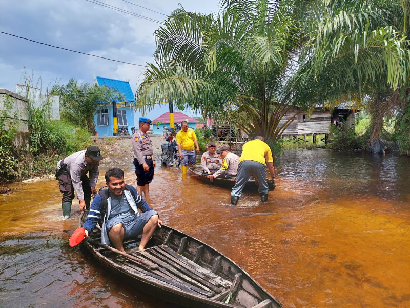 Berkayuh Sampan, OMB Polsek Rantau Kopar Giat Patroli dan Sosialisasikan Pemilu Damai 2024 kepada Masyarakat
