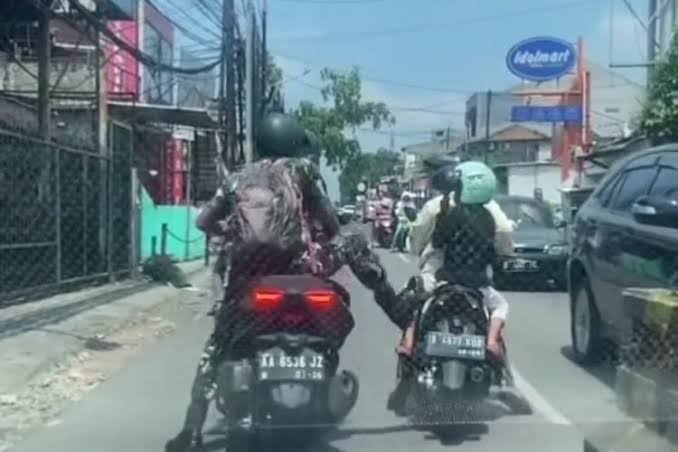 TNI Lacak Pelat Pria Seragam Loreng Tendang Pemotor di Pondok Gede