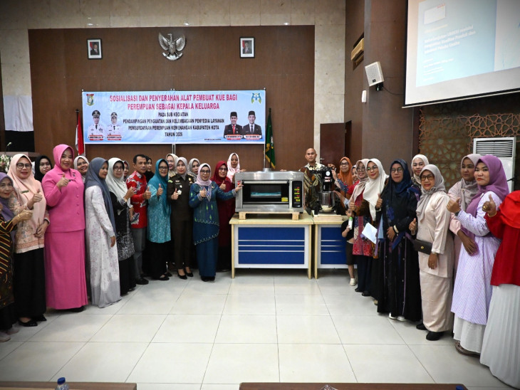 Wakil Bupati Kampar Serahkan Bantuan Alat Pembuat Kue bagi Perempuan Kepala Keluarga