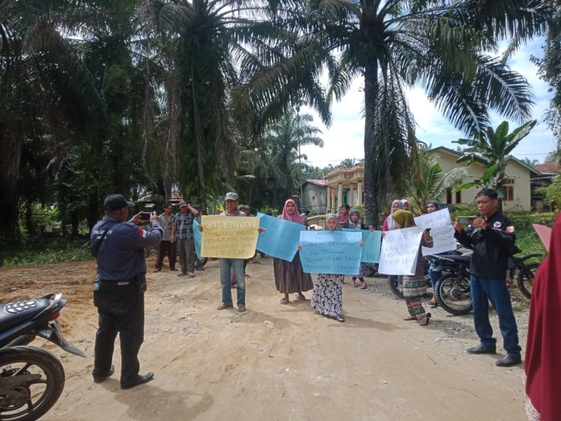 Buntut Dari Pemecatan Kadus, Puluhan Emak-Emak Gruduk Kantor Desa Balam Jaya
