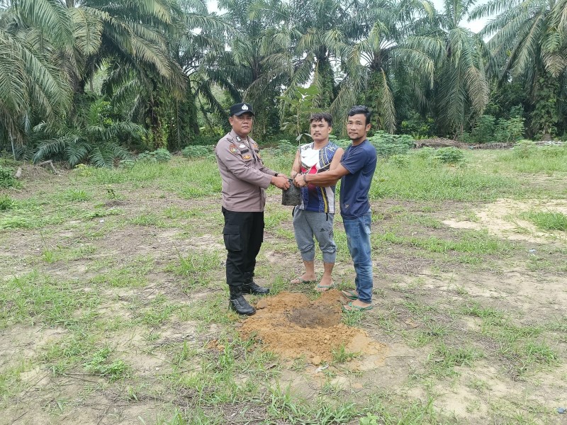 Bhabinkamtibmas Sri Kayangan Sosialisasikan Green Policing, Ajak Warga Peduli Lingkungan