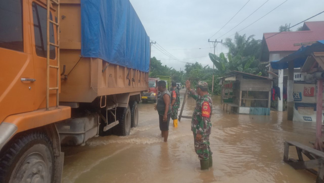 Karena Akibat Dari Banjir, Personil Koramil 01/Rengat Kodim 0302/Inhu Bantu Atur Lalu Lintas